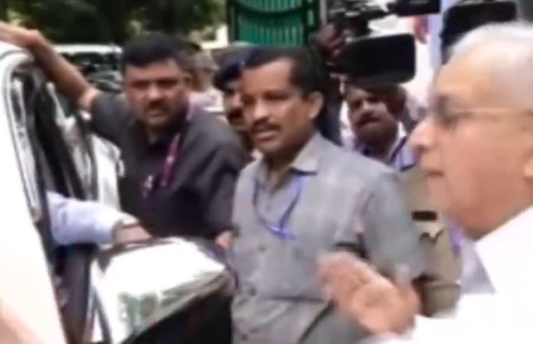 Senior Citizen Confronts Karnataka Chief Minister Siddaramaiah